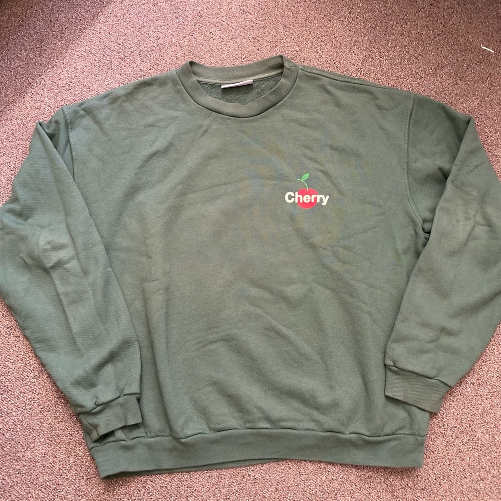 Cherry crewneck new condition size L